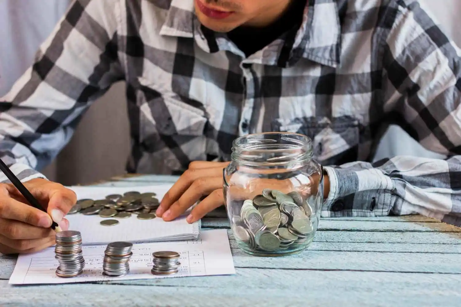 Belajar mengelola keuangan dengan cara sederhana melalui anggaran, prioritas pengeluaran, tabungan, dan evaluasi kebiasaan finansial sehari-hari.